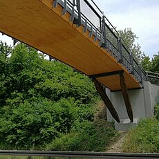 An unserem heutigen Brückentag sind wir in Pullach 📍. Dort haben wir Im Jahr 2019 eine Holzbrücke über die B11 🚗ersetz...