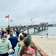 Am Freitag wurde die Mittelbrücke in Wyk auf Föhr feierlich eröffnet. Die vielen Besucher ließen sich von dem typisch no...