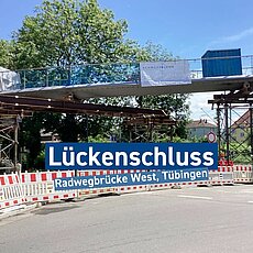 Der Lückenschluss der Radwegbrücke West in Tübingen ist vollzogen. Am 10.Juli haben wir das 15. und letzte Segment monti...